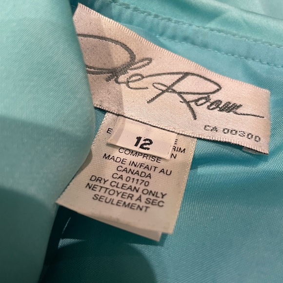 Seafoam colored silk blouse with frilly collar and sleeves. - Picture 12 of 12